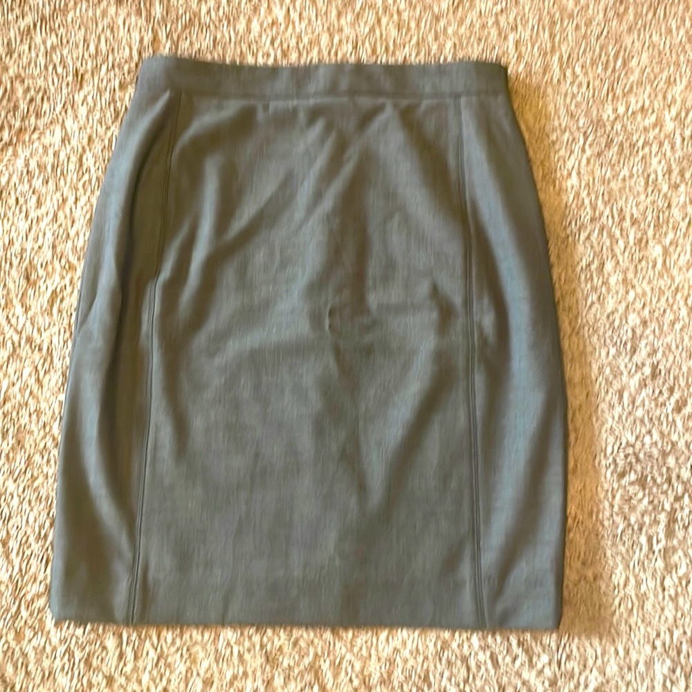 NWT. Ann Taylor The Pencil Skirt in Bi-Stretch Dark Grey. Size 4P.